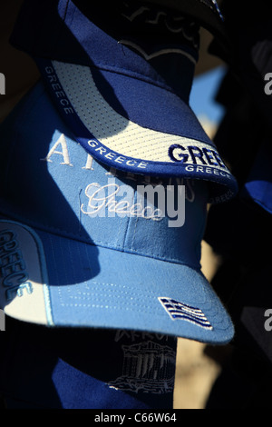 Grecia - i cappelli da baseball per la vendita in un negozio di souvenir nel quartiere di Plaka di Atene Foto Stock