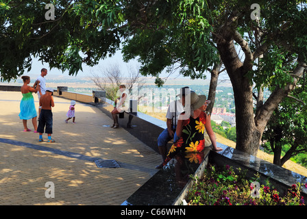 I turisti in cerca di vista dal Monte Mithridat a Kerch, Crimea, Ucraina Foto Stock