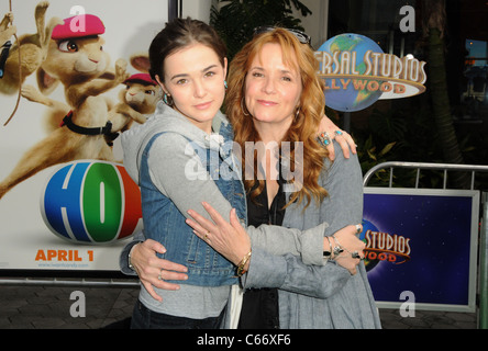 Lea Thompson, Zoey Deutch presso gli arrivi per hop Premiere, Universal CityWalk, Los Angeles, CA 27 marzo 2011. Foto di: Dee Cercone/Everett Collection Foto Stock