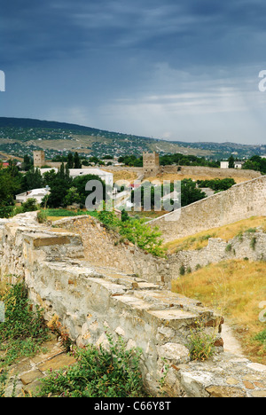 Vista di Teodosia dalle rovine della fortezza genovese, Crimea, Ucraina Foto Stock