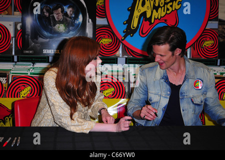 Karen Gillan, Matt Smith di presenze per medico che: SERIE SEI DVD Firma, Amoeba Music Store, Hollywood, CA Luglio 27, 2011. Foto Stock