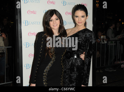 Kendall Jenner e Kylie Jenner presso gli arrivi per bestiale Premiere, Pacific teatri al Grove, Los Angeles, CA. 24 febbraio 2011. Foto di: Dee Cercone/Everett Collection Foto Stock