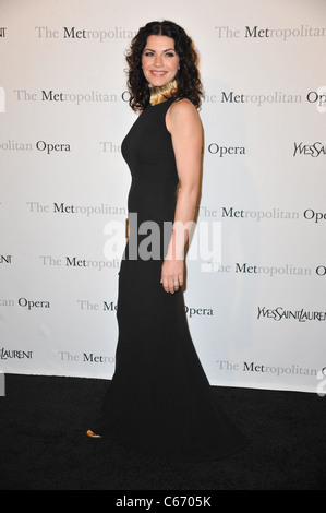 Julianna Marguiles (indossando YSL) di presenze per il Metropolitan Opera Premiere di Le Comte Ory, Lincoln Center di New York, NY Marzo 24, 2011. Foto di: Gregorio T. Binuya/Everett Collection Foto Stock