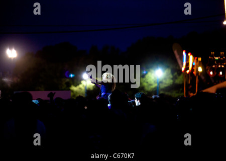 Benicassim, FIB Luglio 2011 - Festival Internazionale della Musica - ragazza grida allo stadio seduto su qualcun altro"s spalle Foto Stock