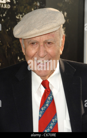 Carl Reiner presso gli arrivi per ribaltato la Premiere, Arclight Glossari Affini Dome, Los Angeles, CA, 26 luglio 2010. Foto di: Dee Cercone/Everett Collection Foto Stock