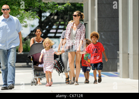 Lou Samuele, Leni Samuel, Heidi Klum, Johan Samuel, Henry Samuel, camminare in Battery Park City fuori e circa per celebrità CANDIDS - SABATO , New York, NY Giugno 26, 2010. Foto di: Ray Tamarra/Everett Collection Foto Stock