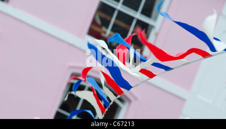 Bunting appeso in una strada della Cornovaglia città di Fowey, Cornwall, Inghilterra. Foto Stock