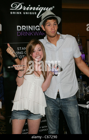 Molly Burnett, Casey Deidrick di presenze per regalo di lusso Suite per il trentasettesimo giorno annuale Emmy Awards per essere ospitato da SWAY presenta, Las Vegas Hilton di Las Vegas, NY Giugno 26, 2010. Foto di: James Atoa/Everett Collection Foto Stock