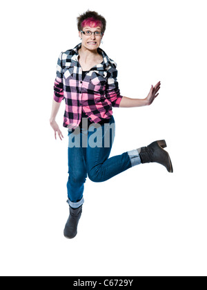 Lunghezza completa di un nervoso funky casual giovane donna jumping in studio bianco su sfondo isolato Foto Stock