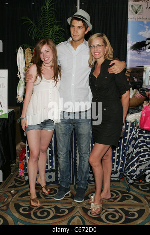 Molly Burnett, Casey Deidrick, Arianne Zucker di presenze per regalo di lusso Suite per il trentasettesimo giorno annuale Emmy Awards per essere Foto Stock