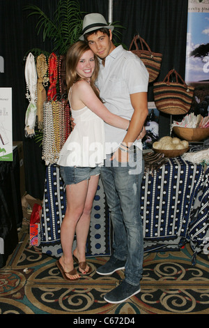 Molly Burnett, Casey Deidrick di presenze per regalo di lusso Suite per il trentasettesimo giorno annuale Emmy Awards per essere ospitato da SWAY presenta, Las Vegas Hilton di Las Vegas, NY Giugno 26, 2010. Foto di: James Atoa/Everett Collection Foto Stock