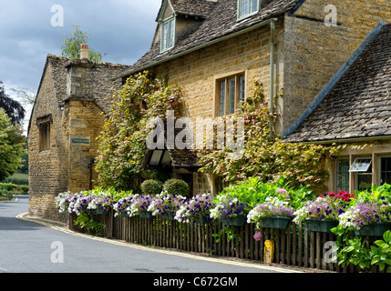 Attraente pietra costruito cottage del villaggio Costwold di Bourton sull'acqua in Glucestershire, Inghilterra Foto Stock