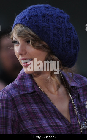 Taylor Swift sul palco per la NBC mostra oggi una serie di concerti con Taylor Swift, Rockefeller Plaza di New York, NY Ottobre 26, 2010. Foto di: Kristin Callahan/Everett Collection Foto Stock