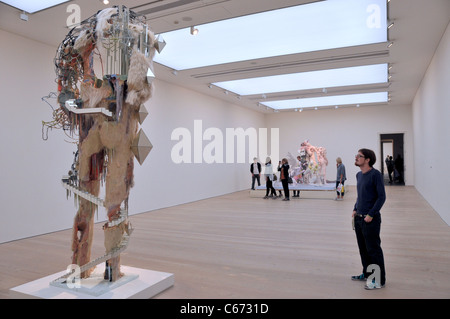 Saatchi Gallery London uomo ammirando la scultura di arte moderna Foto Stock