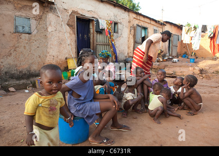 I bambini vivono in condizioni squallide nei banconi, una delle baraccopoli di Bamako, in Mali, Africa occidentale. Foto Stock