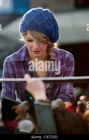 Taylor Swift sul palco per la NBC mostra oggi una serie di concerti con Taylor Swift, Rockefeller Plaza di New York, NY Ottobre 26, 2010. Foto di: Lee/Everett Collection Foto Stock