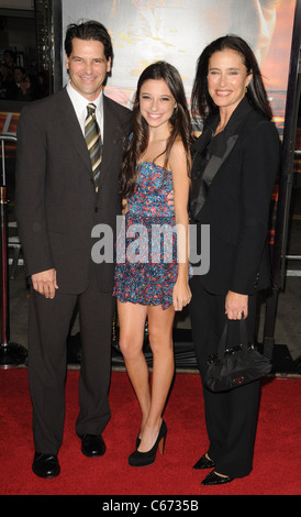 Lucy Ciaffa, Chris Ciaffa, Mimi Rogers presso gli arrivi per Premiere inarrestabile, Regency Village Theatre, Westwood, CA 26 ottobre 2010. Foto di: Dee Cercone/Everett Collection Foto Stock