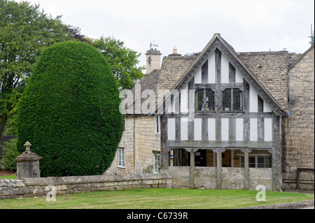 Vecchia metà-edificio con travi di legno nella motivazione di Santa Maria la Chiesa Parrocchiale in Cotswolds village di Painswick, Gloucestershire Foto Stock