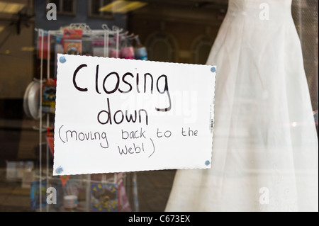 Chiusura bando in inglese vetrina che mostrano un cambiamento della strategia aziendale Foto Stock