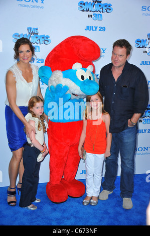 Brooke Shields (L), Chris Henchy (R), Rowan Henchy, Grier Henchy presso gli arrivi per i puffi Premiere, il Teatro Ziegfeld, nuovo Foto Stock