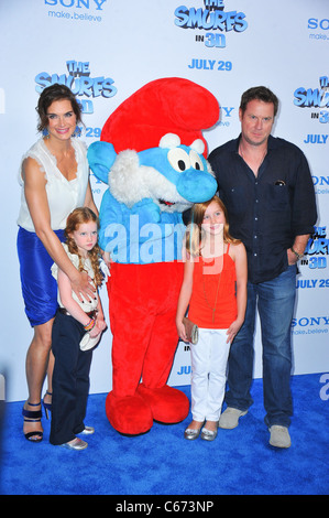 Brooke Shields (L), Chris Henchy (R), Rowan Henchy, Grier Henchy presso gli arrivi per i puffi Premiere, il Teatro Ziegfeld, nuovo Foto Stock