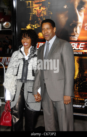 Pauletta Pearson, Denzel Washington presso gli arrivi per Premiere inarrestabile, Regency Village Theatre, Westwood, CA 26 ottobre 2010. Foto Da: Michael Germana/Everett Collection Foto Stock