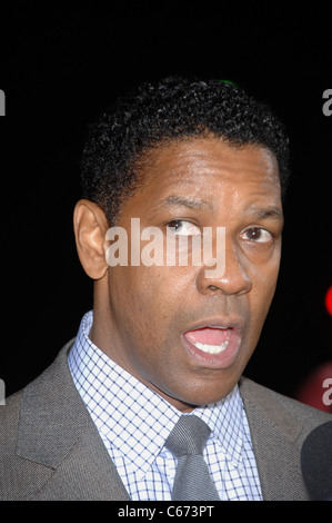 Denzel Washington presso gli arrivi per Premiere inarrestabile, Regency Village Theatre, Westwood, CA 26 ottobre 2010. Foto Da: Michael Germana/Everett Collection Foto Stock