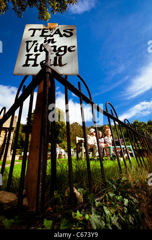 British Tea Time nel Cotswold seguendo le indicazioni per il "tè nel Village Hall' Foto Stock