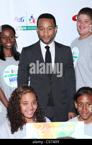 John Legend, membri di SASF Champions Club Chorus alla conferenza stampa per dare l'istruzione della campagna di lancio, IAC Building, New York, NY, 19 luglio 2011. Foto di: Andres Otero/Everett Collection Foto Stock