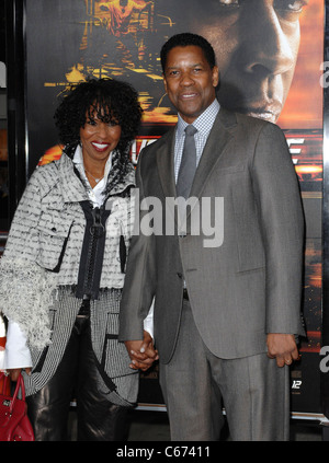 Denzel Washington, Pauletta Washington presso gli arrivi per Premiere inarrestabile, Regency Village Theatre, Westwood, CA 26 ottobre 2010. Foto di: Elizabeth Goodenough/Everett Collection Foto Stock