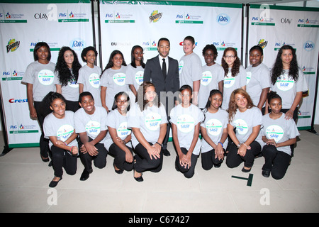 John Legend, membri di SASF Champions Club Chorus alla conferenza stampa per dare l'istruzione della campagna di lancio, IAC Building, New York, NY, 19 luglio 2011. Foto di: Andres Otero/Everett Collection Foto Stock