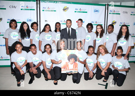 John Legend, membri di SASF Champions Club Chorus alla conferenza stampa per dare l'istruzione della campagna di lancio, IAC Building, New York, NY, 19 luglio 2011. Foto di: Andres Otero/Everett Collection Foto Stock