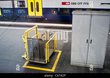 Contrassegnato posto di parcheggio per lo specialista MiroLift disabilità dispositivo di trasporto su ferrovia svizzera platform Foto Stock