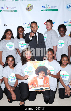 John Legend, membri di SASF Champions Club Chorus alla conferenza stampa per dare l'istruzione della campagna di lancio, IAC Building, New York, NY, 19 luglio 2011. Foto di: Andres Otero/Everett Collection Foto Stock