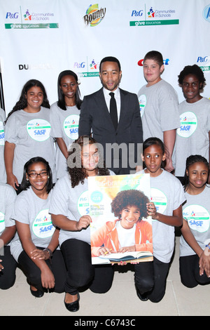 John Legend, membri di SASF Champions Club Chorus alla conferenza stampa per dare l'istruzione della campagna di lancio, IAC Building, New York, NY, 19 luglio 2011. Foto di: Andres Otero/Everett Collection Foto Stock