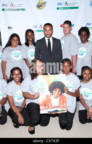 John Legend, membri di SASF Champions Club Chorus alla conferenza stampa per dare l'istruzione della campagna di lancio, IAC Building, New York, NY, 19 luglio 2011. Foto di: Andres Otero/Everett Collection Foto Stock