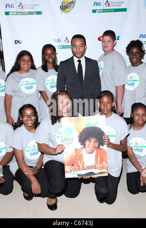 John Legend, membri di SASF Champions Club Chorus alla conferenza stampa per dare l'istruzione della campagna di lancio, IAC Building, New York, NY, 19 luglio 2011. Foto di: Andres Otero/Everett Collection Foto Stock