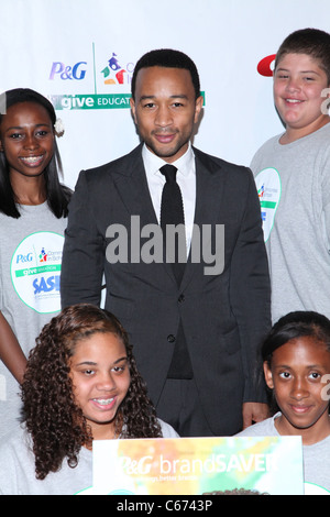 John Legend, membri di SASF Champions Club Chorus alla conferenza stampa per dare l'istruzione della campagna di lancio, IAC Building, New York, NY, 19 luglio 2011. Foto di: Andres Otero/Everett Collection Foto Stock