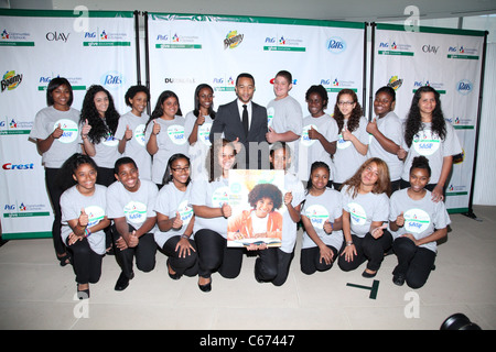 John Legend, membri di SASF Champions Club Chorus alla conferenza stampa per dare l'istruzione della campagna di lancio, IAC Building, New York, NY, 19 luglio 2011. Foto di: Andres Otero/Everett Collection Foto Stock