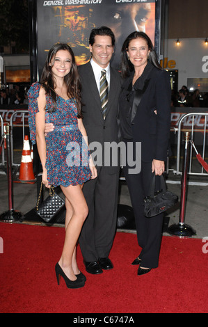 Lucy Ciaffa, Chris Ciaffa, Mimi Rogers presso gli arrivi per Premiere inarrestabile, Regency Village Theatre, Westwood, CA 26 ottobre 2010. Foto di: Elizabeth Goodenough/Everett Collection Foto Stock