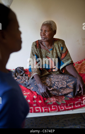 Un paziente anziano riposa in un dormitorio in Ospedale Mulago di Kampala, in Uganda, in Africa orientale. Foto Stock