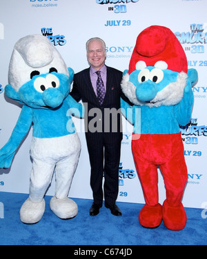 Tim Gunn presso gli arrivi per i puffi Premiere, il Teatro Ziegfeld, New York, NY Luglio 24, 2011. Foto di: Andres Otero/Everett Collection Foto Stock