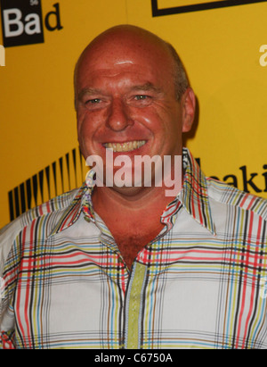 Dean Norris presso gli arrivi per rottura brutta stagione quattro Premiere, i cinesi 6 teatri, Los Angeles, CA 28 Giugno 2011. Foto di: Foto Stock