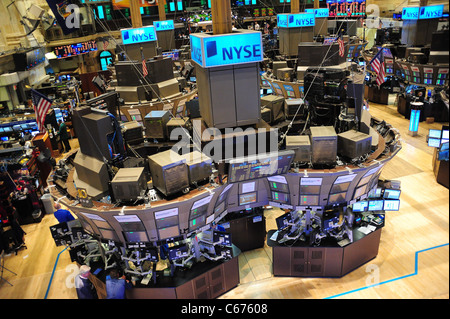 Panoramica del piano al New York Stock Exchange a un apparizione pubblica per il Jersey Shore anelli in ghisa New York Stock Exchange apertura campana, New York Stock Exchange (NYSE), New York, NY Luglio 27, 2010. Foto di: Gregorio T. Binuya/Everett Collection Foto Stock