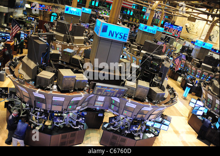 Panoramica del piano al New York Stock Exchange a un apparizione pubblica per il Jersey Shore anelli in ghisa New York Stock Exchange apertura campana, New York Stock Exchange (NYSE), New York, NY Luglio 27, 2010. Foto di: Gregorio T. Binuya/Everett Collection Foto Stock