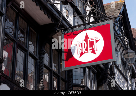 Cartello fuori Pret a Manger nella città di Chester, Cheshire, Inghilterra. Foto Stock