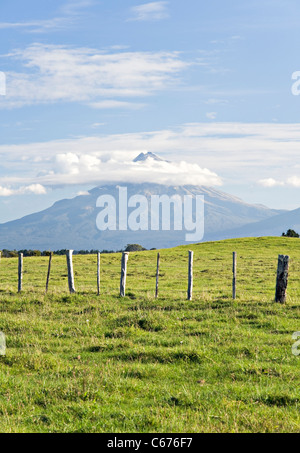 Il vulcanico Monte Taranaki o Egmont vicino a New Plymouth sull Isola del nord della Nuova Zelanda NZ Foto Stock