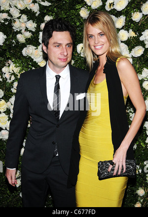 Zach Braff, Taylor Bagley presso gli arrivi per CHANEL sesta annuale Tribeca Film Festival Artisti Cena, Odeon, New York, NY 25 Aprile Foto Stock