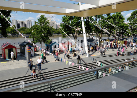 Cabine sulla spiaggia, lungo il fiume Tamigi, parte del Festival di Bretagna sessantesimo anniversario, Southbank, Londra, Inghilterra Foto Stock