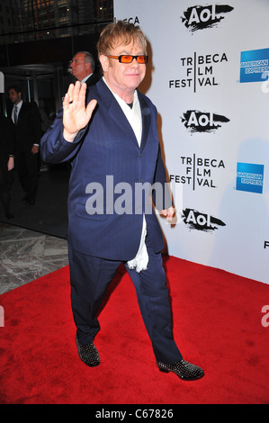 Sir Elton John presso gli arrivi per 2011 Tribeca Film Festival apertura notturna Premiere dell' Unione Il giardino invernale presso il World Financial Plaza, New York, NY Aprile 20, 2011. Foto di: Gregorio T. Binuya/Everett Collection Foto Stock